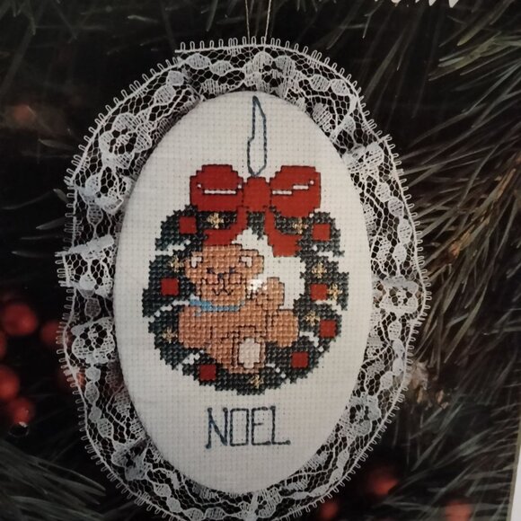 Designs for the Needle Lace Ornament Wreath Teddy Bear Christmas Cross Stitch - Picture 2 of 3